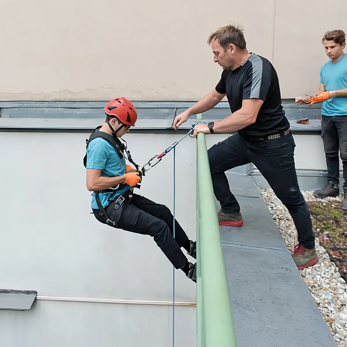 Drei Männer bereit für Sicherheitstraining Drei Männer bereit für Sicherheitstraining